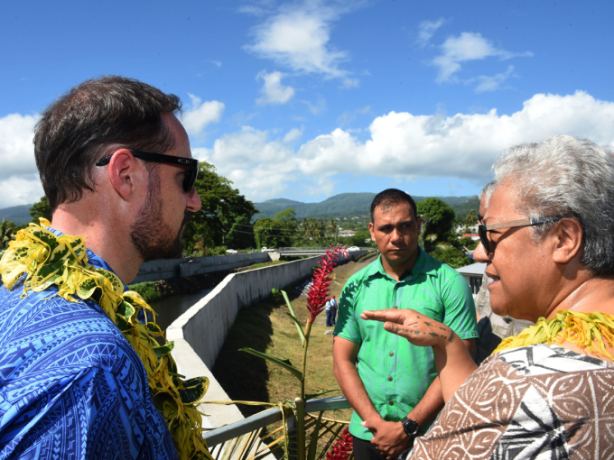 Samoa’s Deputy Prime Minister, Fiame Naomi Mataafa, discusses flood protection efforts in the village. Photo: Sven Gj. Geruldsen, The Royal Court
